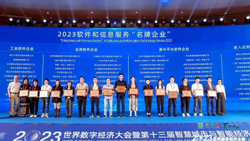 在选择IT外包公司时，以下因素需要综合考虑：